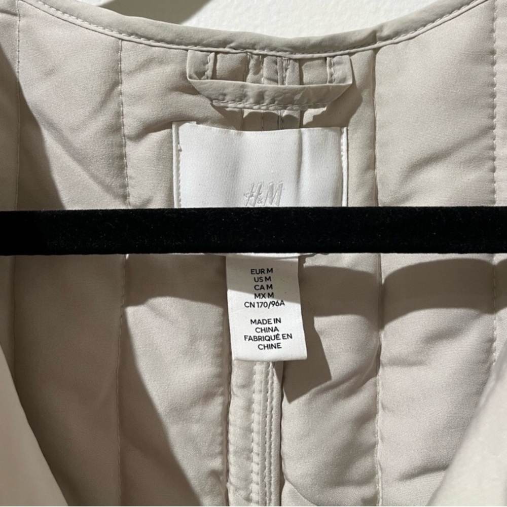 H&M • Oversized Cream Light Beige Quilted & Belted Vest - Picture 5 of 10